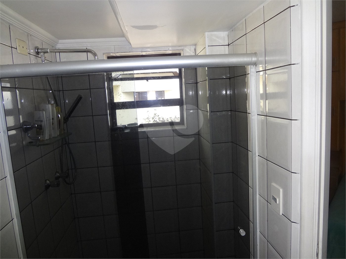 COBERTURA COM PISCINA E CHURRASQUEIRA NA CASA VERDE.