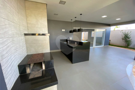 Casa com alto padrão de acabamento para venda no Condomínio Montreal.