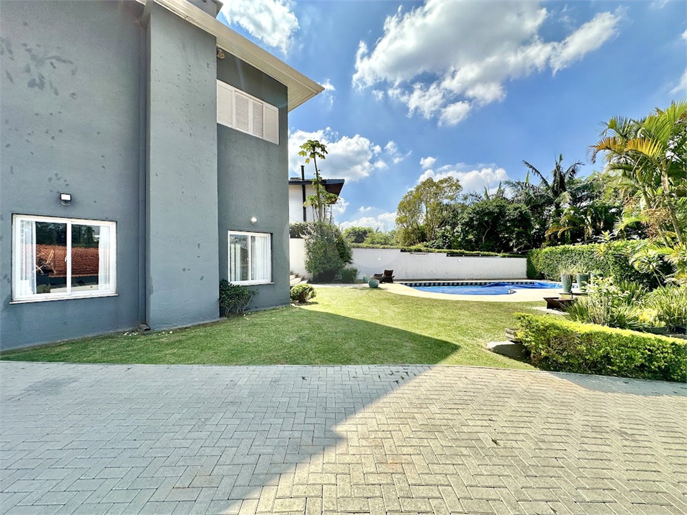 Casa à venda com 4 quartos, sendo 2 suítes,  no condomínio Granja Vianna II, Cotia - SP