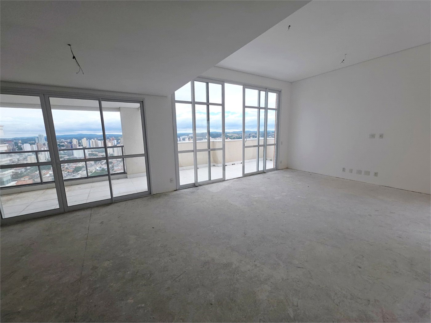Triplex à venda com 4 suítes em Anhangabaú, Jundiaí, SP