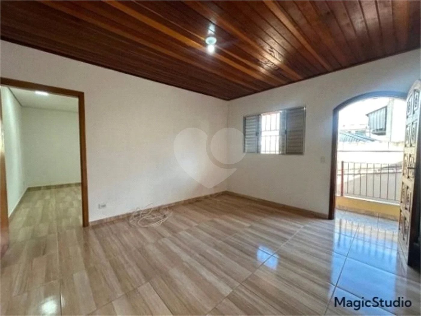 Casa com 200m² , 5 dormitórios , sendo 1 suíte , 3 vagas de garagem , à venda em Guarulhos.