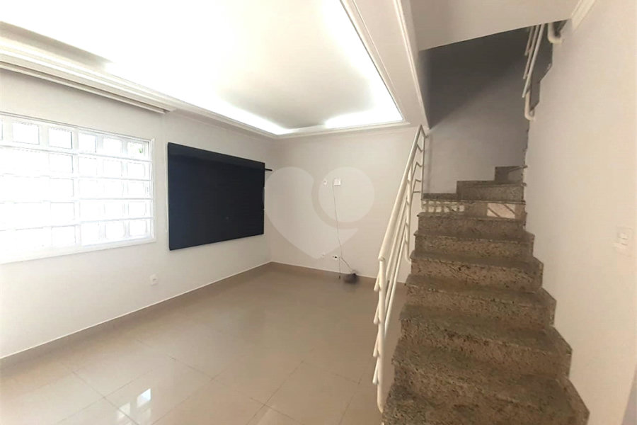 Casa à venda com 3 quartos, sendo 1 suíte, no condomínio Apeu, São Paulo - SP