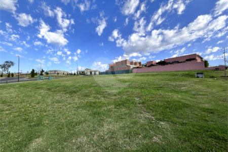 Terreno à venda no condomínio Villa dos Pinheiros, Indaiatuba - SP