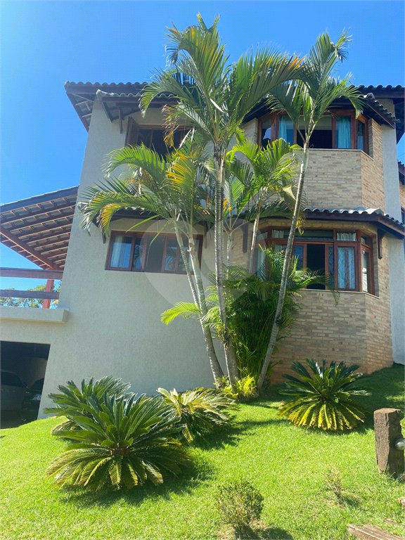 Casa à venda com 5 quartos, sendo 4 suítes, no condomínio Lago do Imperador, Mairiporã - SP