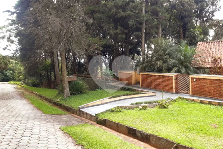Casa à venda com 3 quartos, sendo 1 suíte, no condomínio Jardim da Monntanha II, Mairiporã - SP