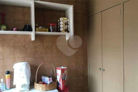 Casa térrea com 3 dormitórios, sendo 2 suítes.