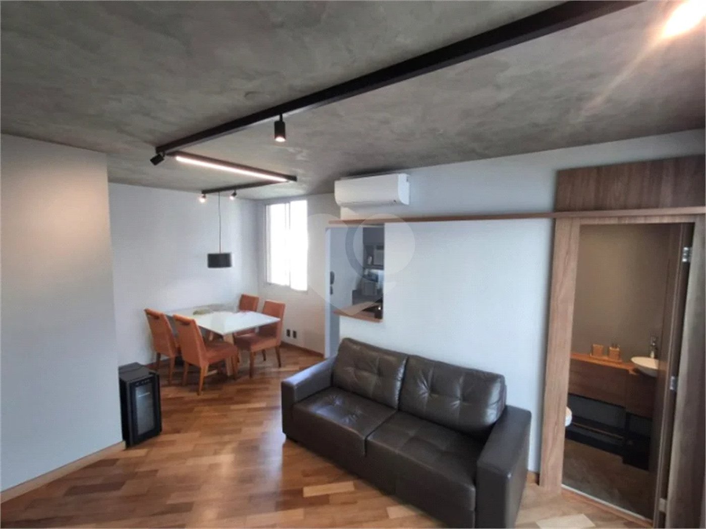 Apartamento totalmente decorado em Moema com 70 m2 , 2 quartos, 2 suítes e 2 vagas, ambientes com ar condicionado.