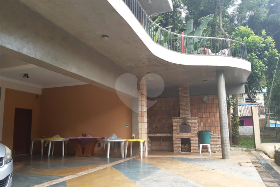 Casa à venda com 4 quartos, sendo 2 suítes, no condomínio Champs Elysees Village, Mairiporã - SP