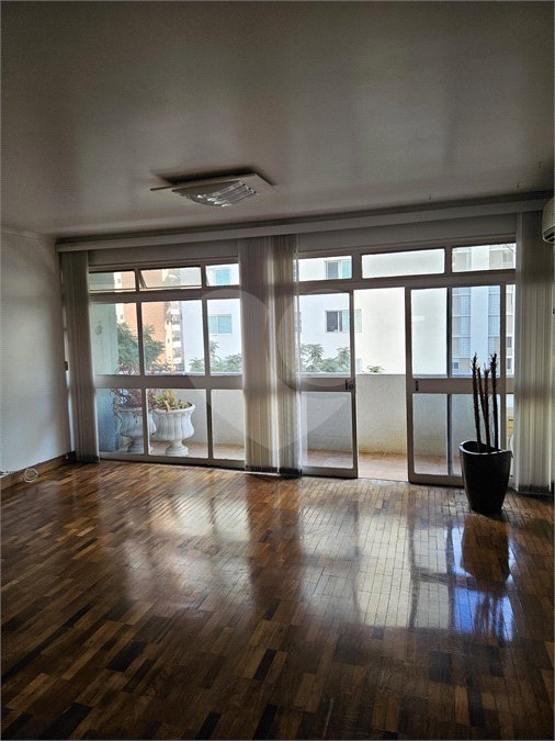 Apartamento à venda com 3 quartos, sendo 1 suíte,  em Itaim Bibi, São Paulo, SP