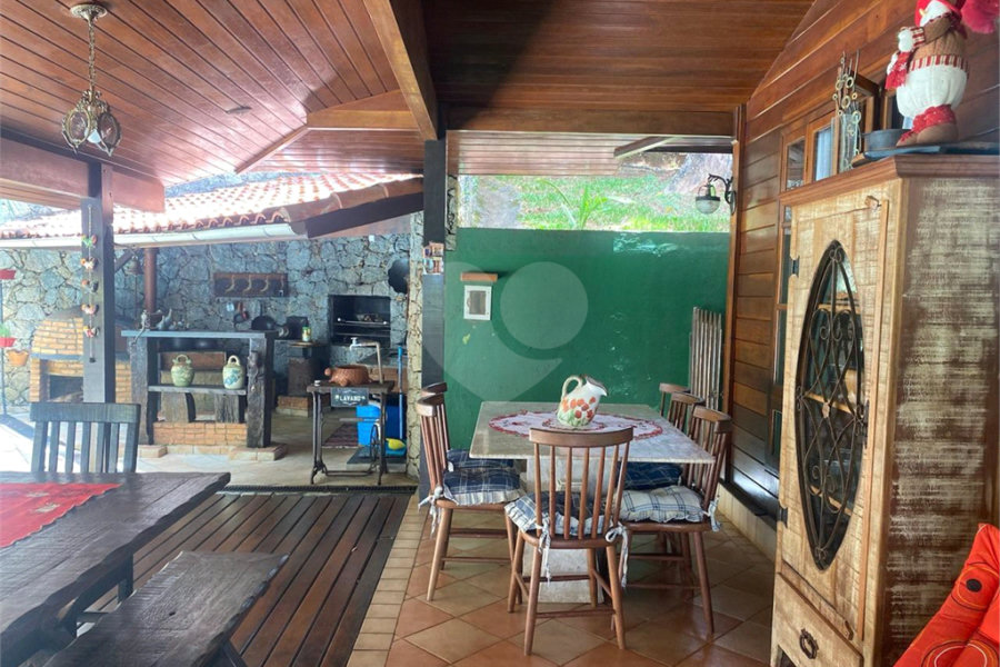 Casa à venda com 3 quartos, sendo 1 suíte, no condomínio Associação Reserva das Hortênsias, Mairiporã - SP