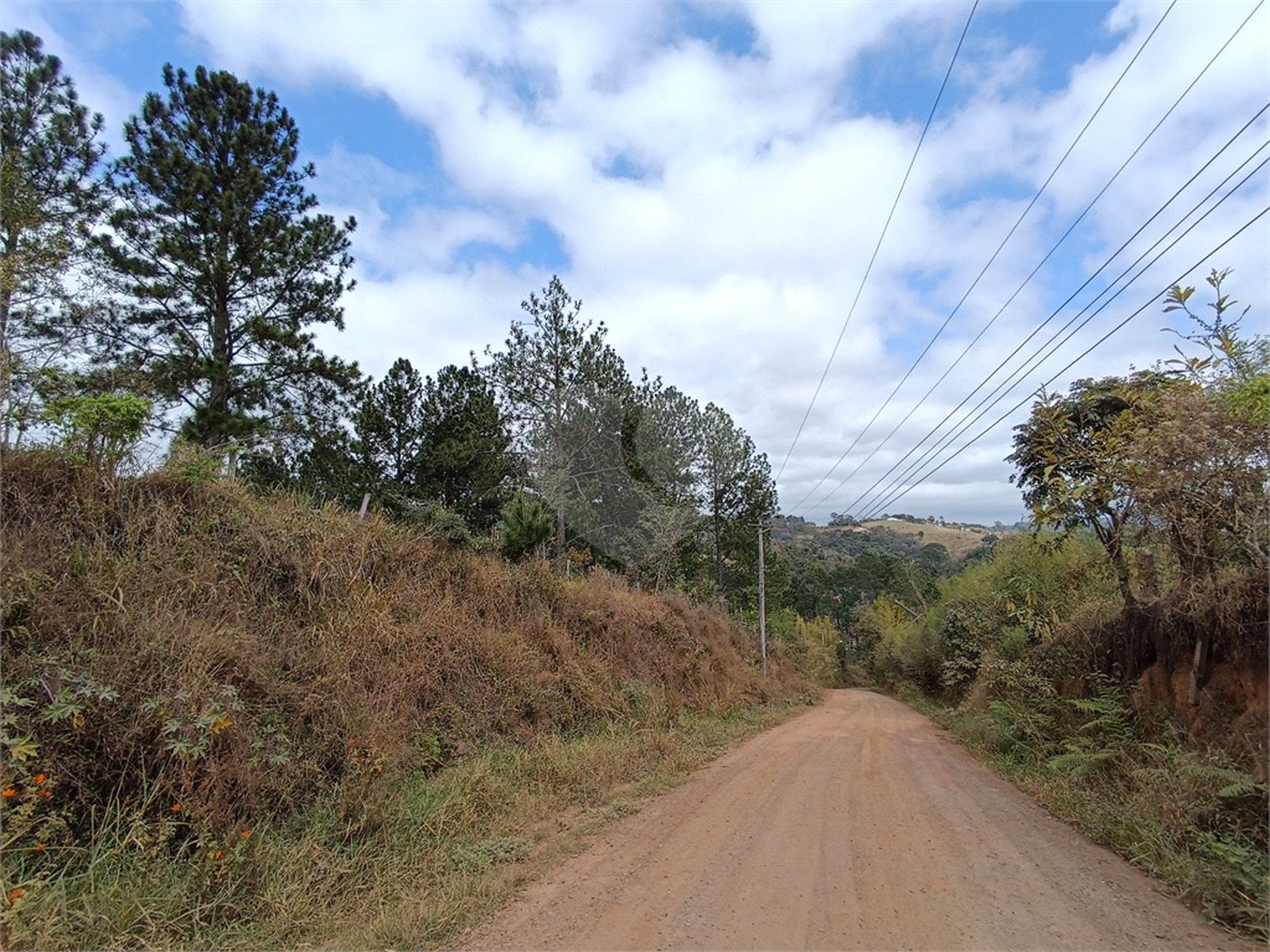 Chácara à venda com 3 quartos, sendo 1 suíte, em Dos Mendes, São Roque, SP