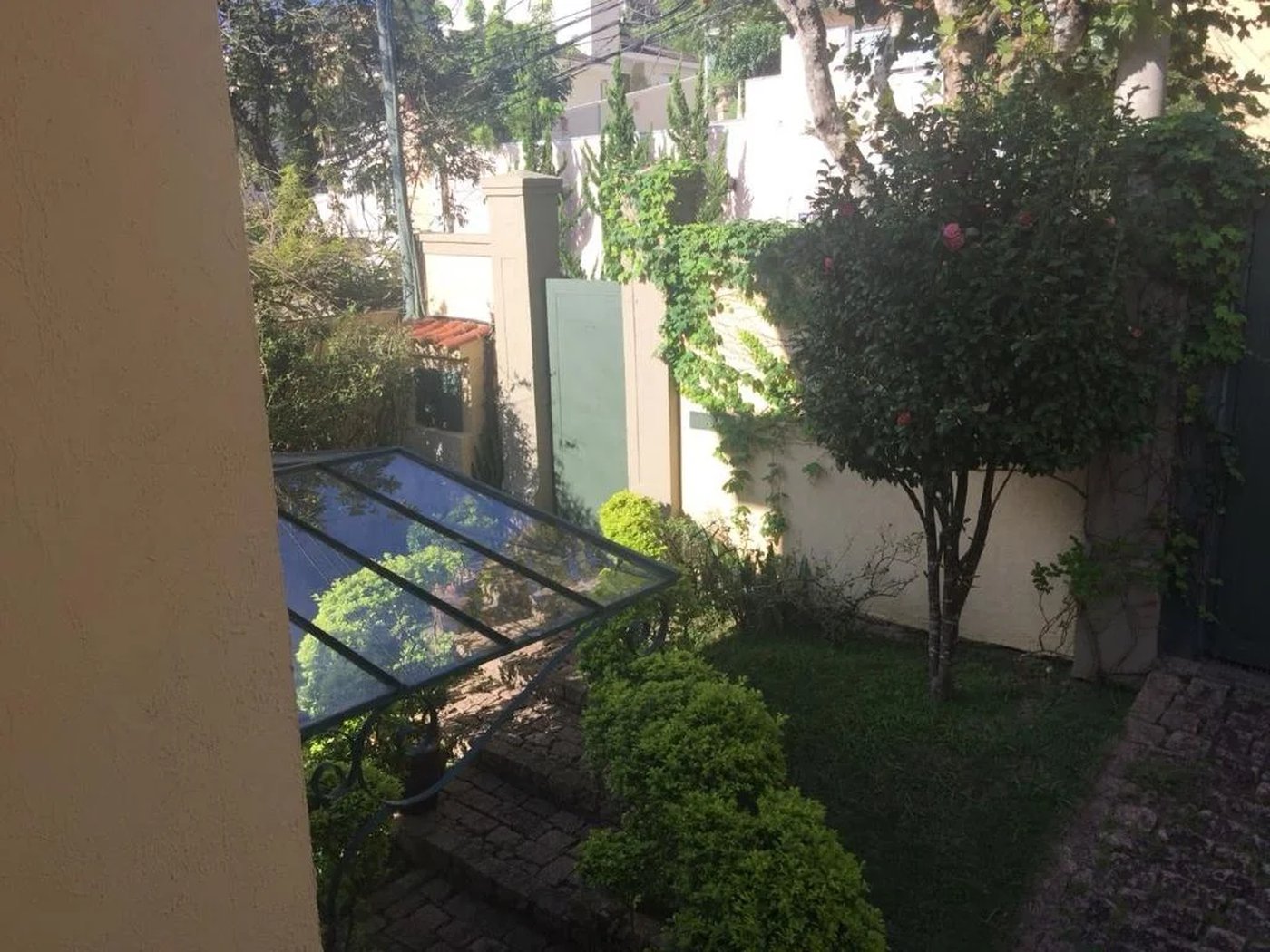 Casa à venda com 5 quartos, sendo 4 suítes, no condomínio Jardim Vitória Régia, São Paulo - SP