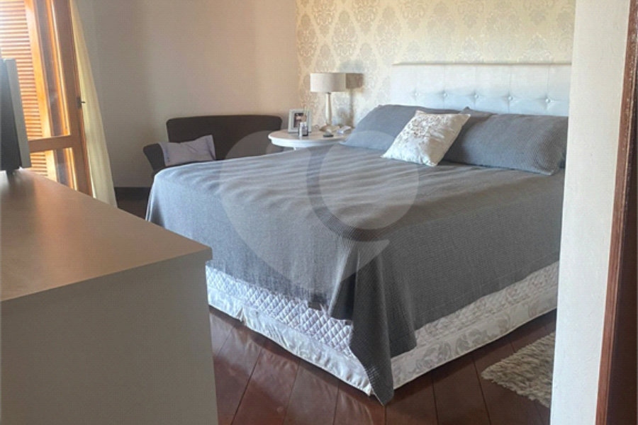 Casa à venda com 5 quartos, sendo 4 suítes, no condomínio Lago do Imperador, Mairiporã - SP