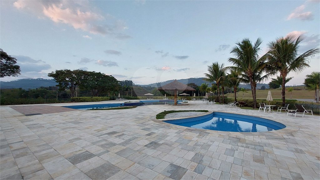 Casa à venda ou para alugar com 5 quartos, sendo 3 suítes, no condomínio Figueira Garden, Atibaia - SP
