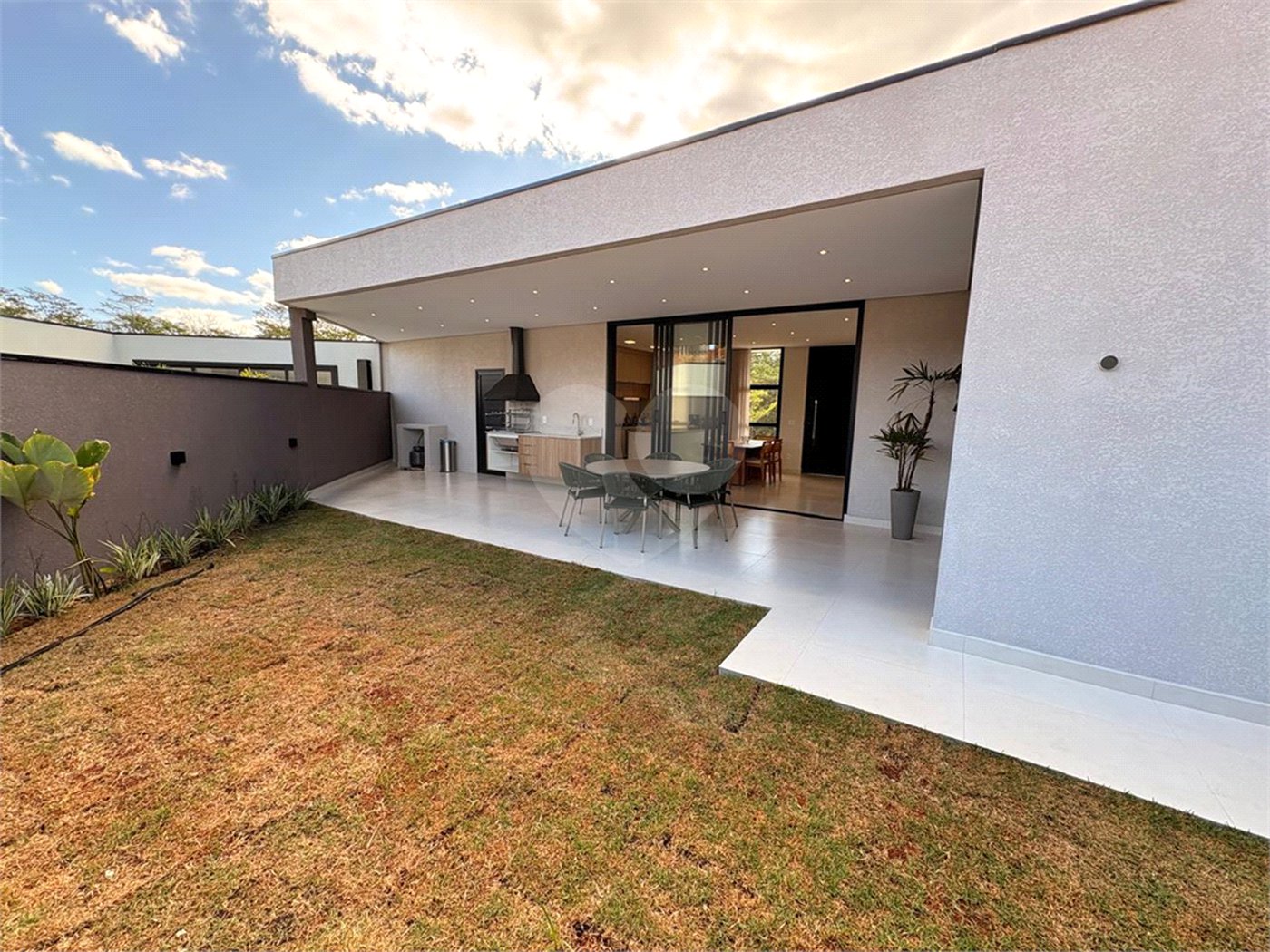 Casa à venda com 3 suítes no condomínio Condomíno Helena Maria, Sorocaba - SP