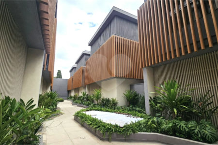 Casa à venda com 4 suítes no condomínio Plm 875, São Paulo - SP