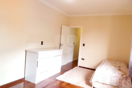 Casa com 324m², 4 dormitórios, sendo 1 suíte, 4 vagas, à venda no Jardim Las Vegas em Santo André.