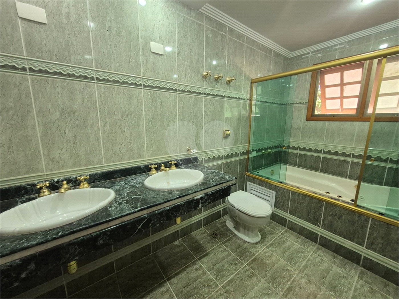 Casa à venda com 4 suítes no condomínio Alpes da Cantareira, Mairiporã - SP