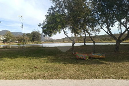 Sobrado à venda com 3 quartos em Jardim das Cerejeiras, Atibaia, SP