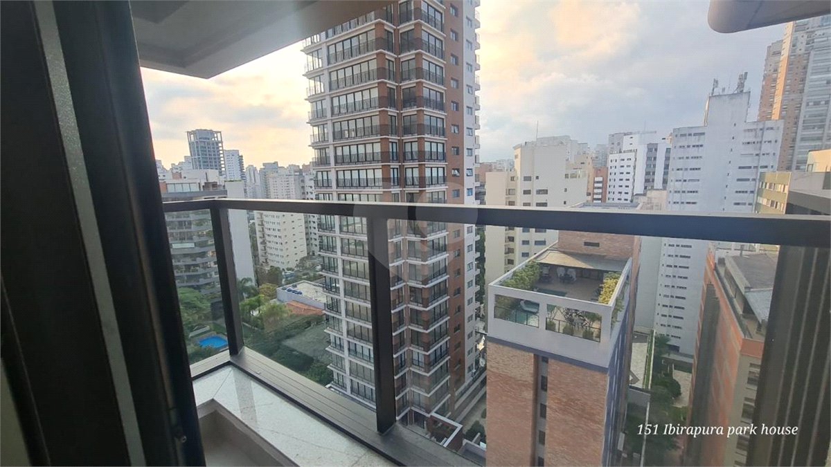 Apartamento à venda com 3 suítes em Moema, São Paulo, SP