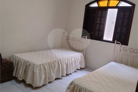 Sobrado à venda com 6 quartos, sendo 2 suítes, em Balneário Stella Maris, Peruíbe, SP