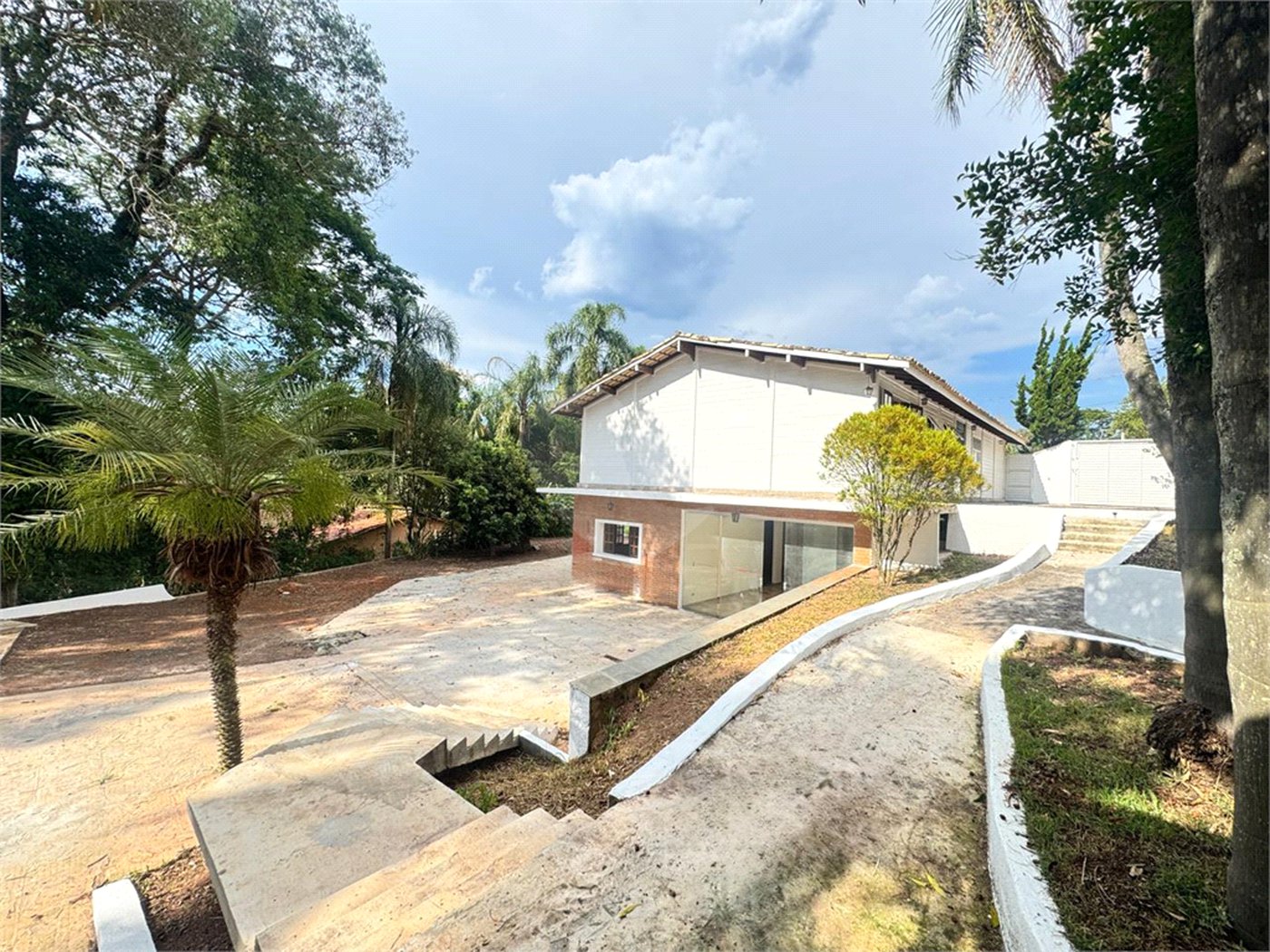 Casa à venda com 5 quartos, sendo 2 suítes, no condomínio Sausalito, Mairiporã - SP