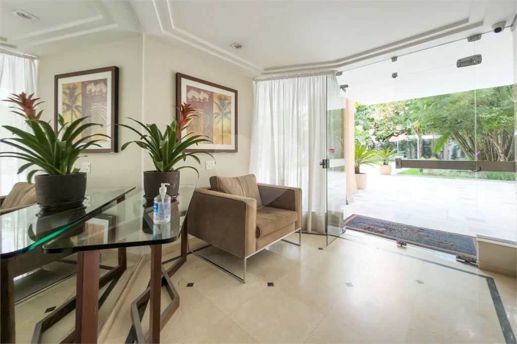 Apartamento com 205 metros no Campo Belo