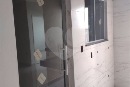 Casa Térrea com 3 dormitórios, sendo 1 suíte.