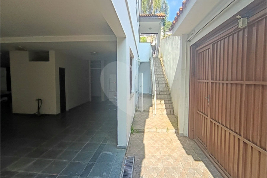 SOBRADO DE 426,0 M² COM 04 SUITES, SALÃO DE FESTAS, 06 VAGAS,06 BANHEIROS E PISCINA PARA LOCAÇÃO OU VENDA NO BARRO BRANCO