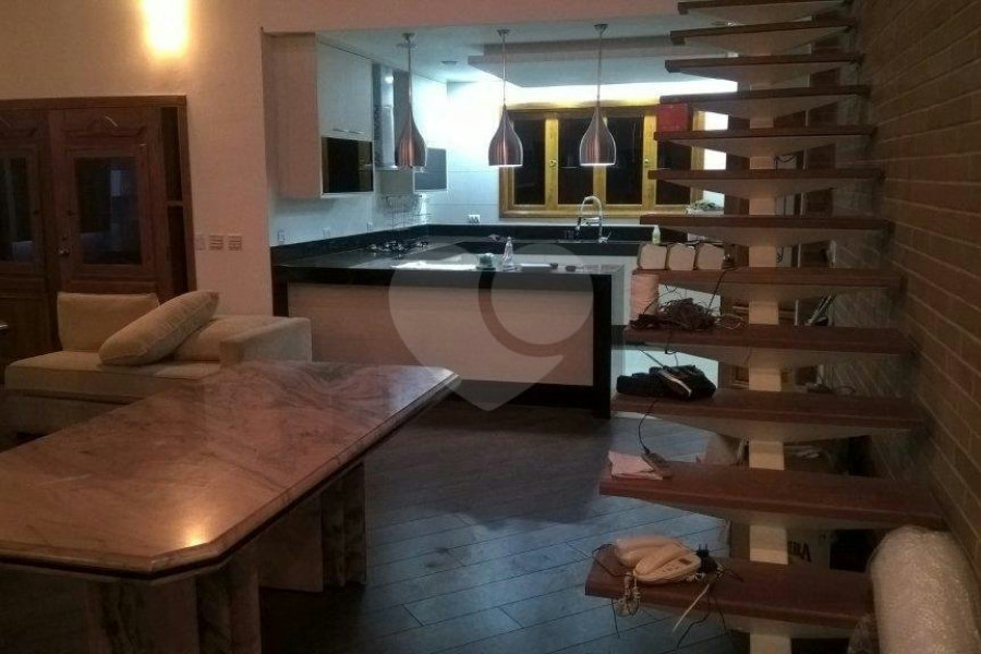 Casa à venda ou para alugar com 3 suítes no condomínio Vilarejo Estoril, Mairiporã - SP