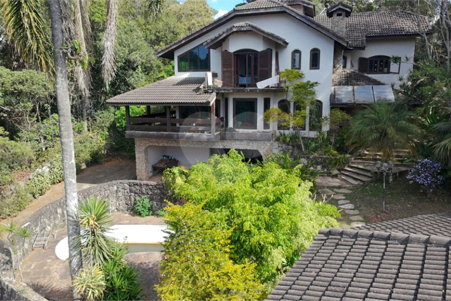 Casa à venda com 3 quartos, sendo 4 suítes, no condomínio Alpes da Cantareira, Mairiporã - SP