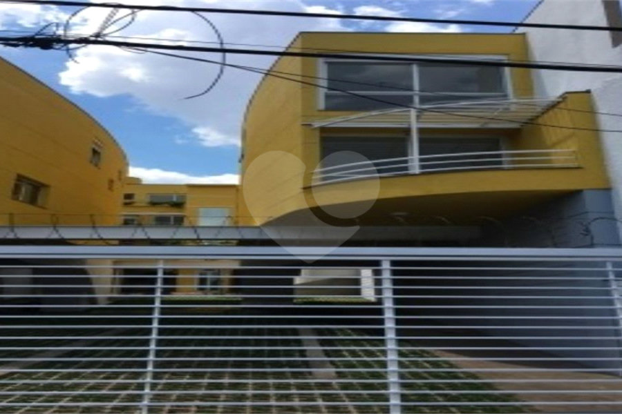 Casa à venda com 3 quartos, sendo 1 suíte,  no condomínio Residencial Vegas, São Paulo - SP