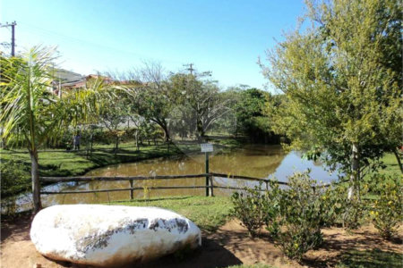 Casa à venda com 3 suítes no condomínio Recanto dos Paturis, Vinhedo - SP