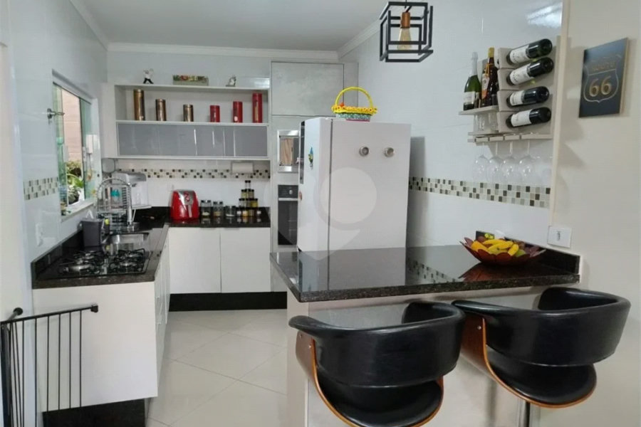 Vende-se Sobrado com 2 Suítes em Condomínio Fechado – Vila Ré