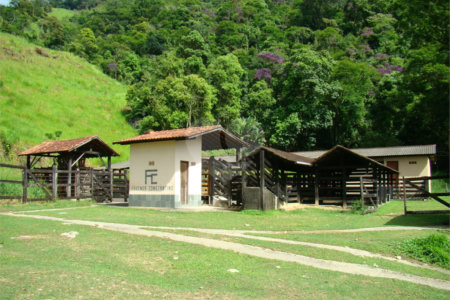 Fazenda à venda com 7 quartos, sendo 3 suítes, em Professor Souza, Casimiro de Abreu, RJ