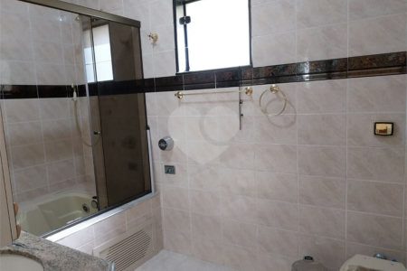 Casa com 324m², 4 dormitórios, sendo 1 suíte, 4 vagas, à venda no Jardim Las Vegas em Santo André.