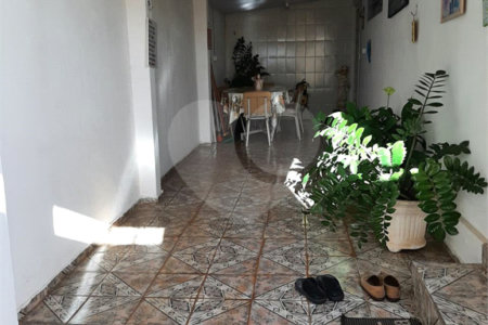 Casa com Salão Comercial no Aracy