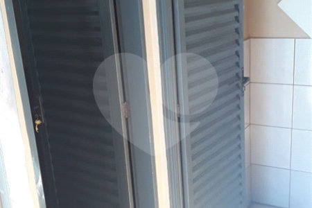 Sobrado com 3 dormitórios, sendo 2 suítes, uma delas master.