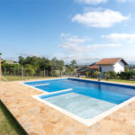 Casa à venda com 4 quartos, sendo 1 suíte, no condomínio Residencial Pinheiros do Lago, Alambari - SP