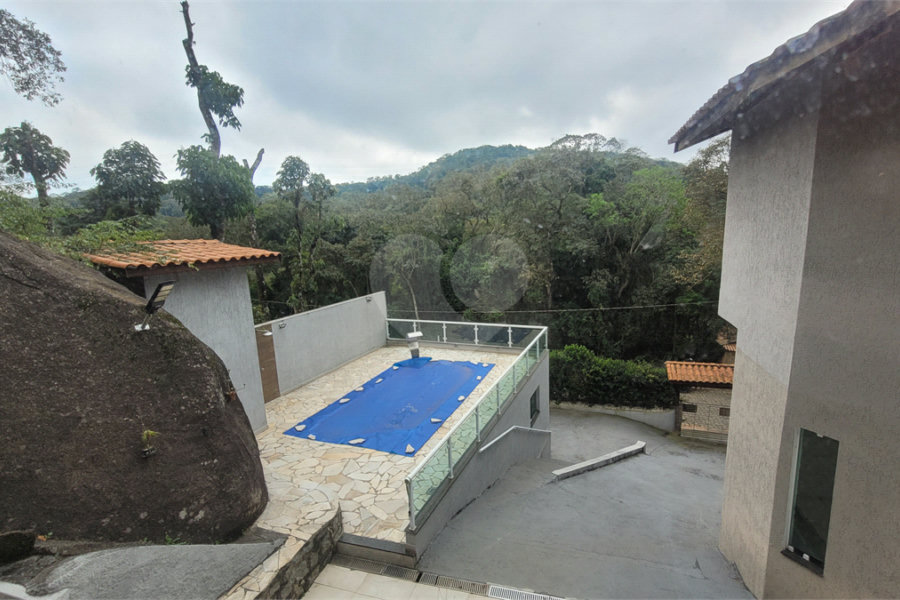 Casa à venda com 4 quartos, sendo 1 suíte, no condomínio Parque Suiça, Caieiras - SP