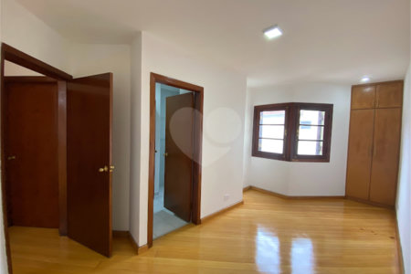 Sobrado à venda com 7 quartos, sendo 2 suítes, em Brooklin Paulista, São Paulo, SP
