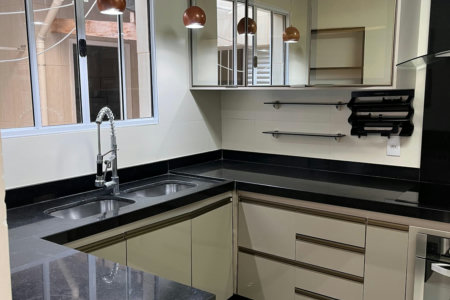 Casa à venda com 8 quartos, sendo 2 suítes, em Flórida, Praia Grande, SP