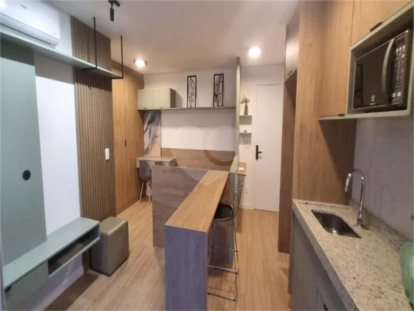 Studio Mobiliado com Varanda, Ar-Condicionado e Lazer Completo