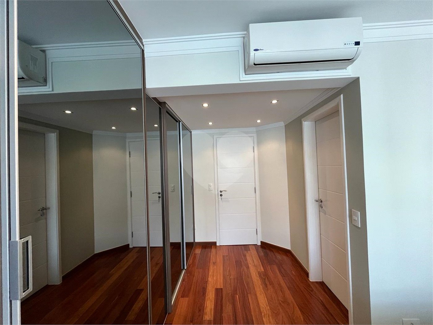 Casa à venda com 4 quartos, sendo 2 suítes, no condomínio Floradas da Serra, São Paulo - SP