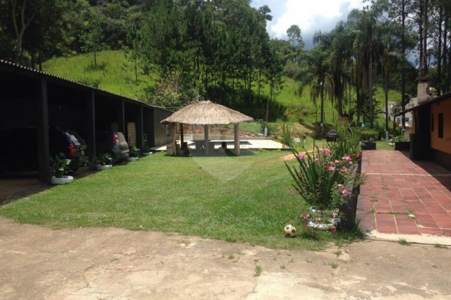 Casa à venda com 6 quartos, sendo 2 suítes,  em Roseira, Mairiporã, SP