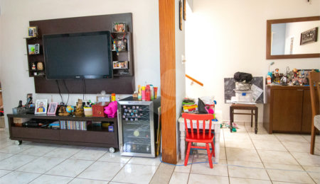 Sobrado à venda com 4 quartos, sendo 1 suíte, em Vila Aguiar, São Roque, SP