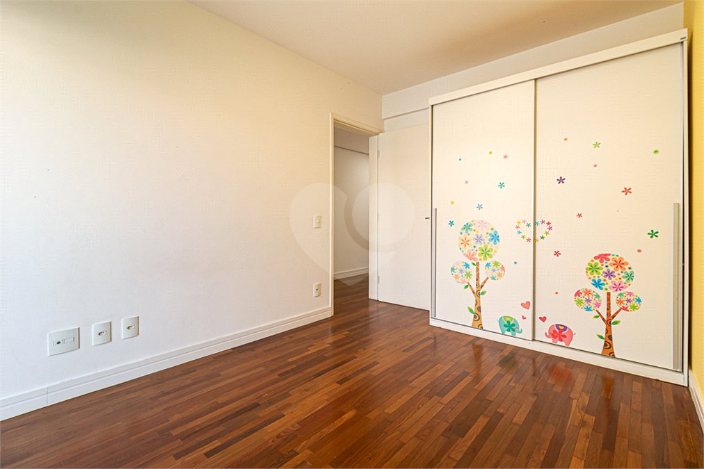 Casa à venda com 4 quartos, sendo 2 suítes, no condomínio Vila das Andorinhas, São Paulo - SP