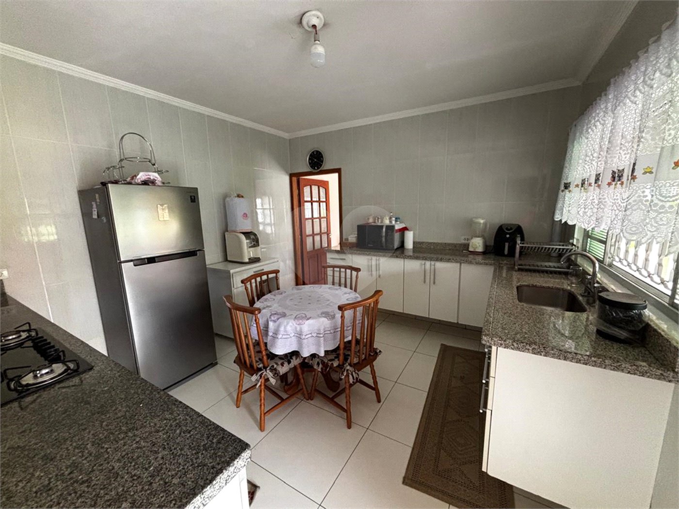 Casa à venda com 4 quartos, sendo 2 suítes, no condomínio Zuleika Jabour, Salto - SP