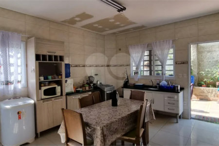 Casa à venda com 3 quartos, sendo 1 suíte, no condomínio Chácaras do Lago, Vinhedo - SP