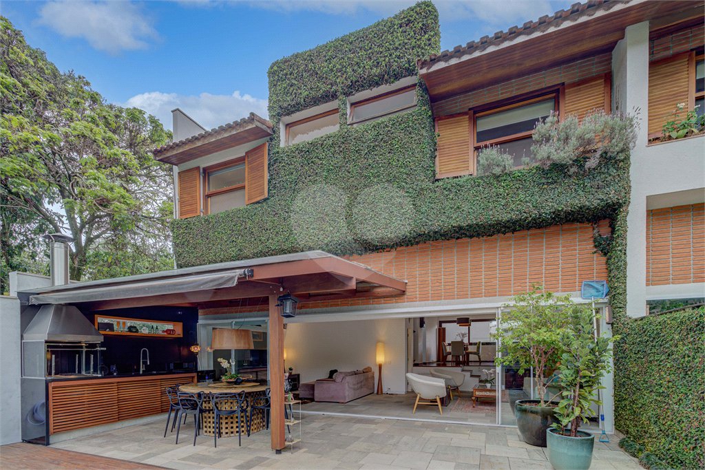 Casa à venda com 4 quartos, sendo 2 suítes, no condomínio Vila Antonieta, São Paulo - SP